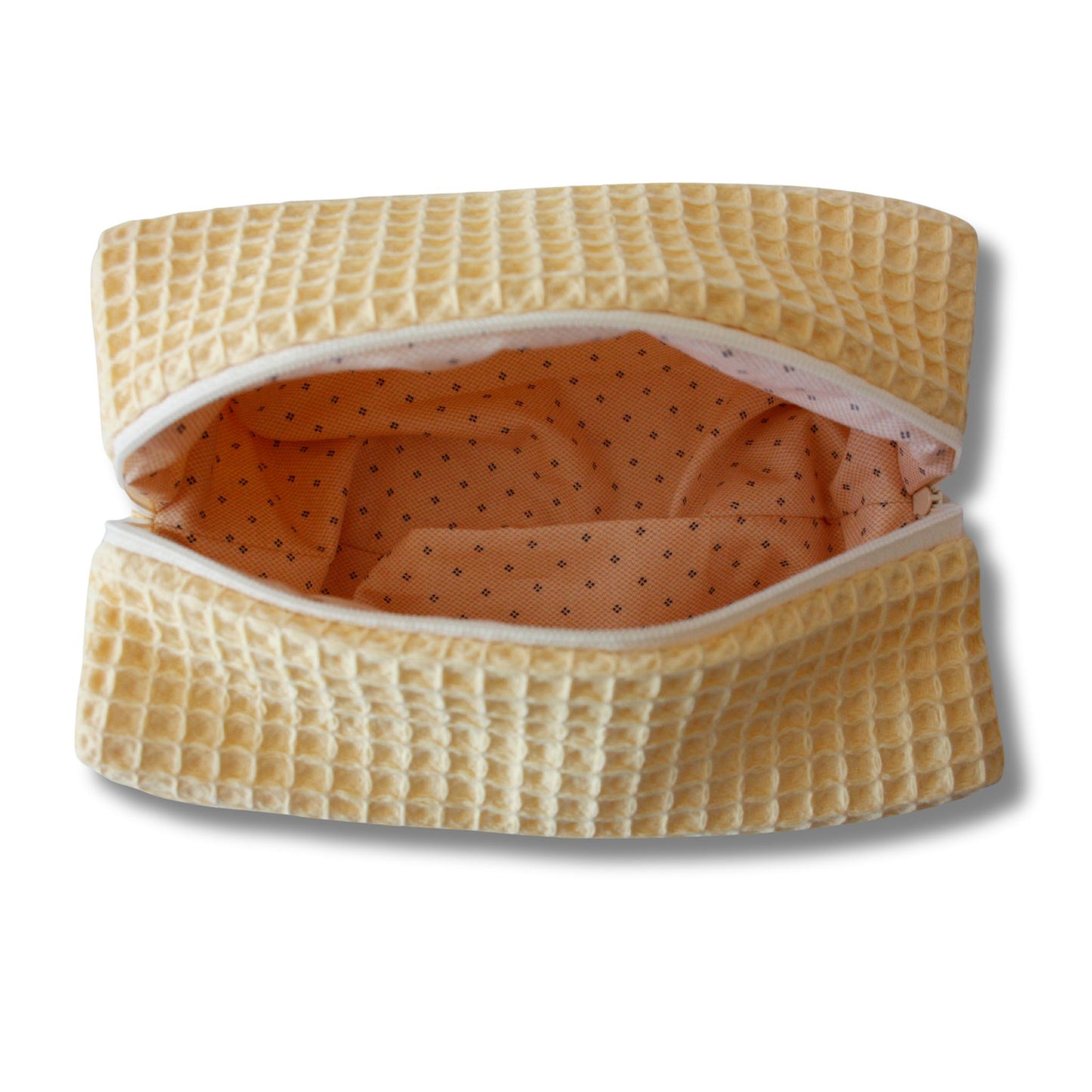 Beautybag/Kosmetiktaschein warmem Buttergelb aus Waffelpique-Stoff, leicht texturiert, kompakt