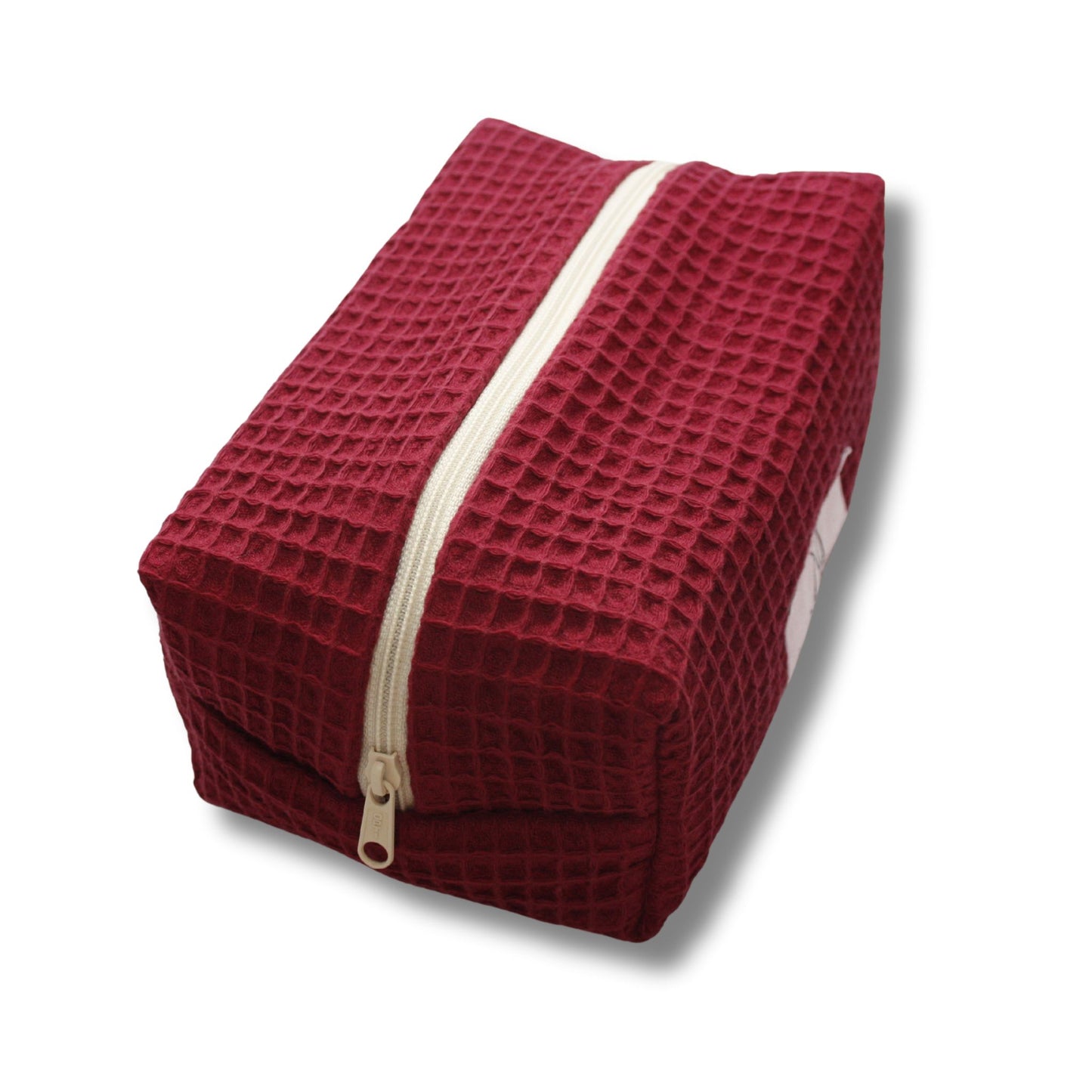 Beautybag/Kosmetiktaschein einem beerigen Rot Ton aus Waffelpique-Stoff, leicht texturiert, kompakt, viel Stauraum