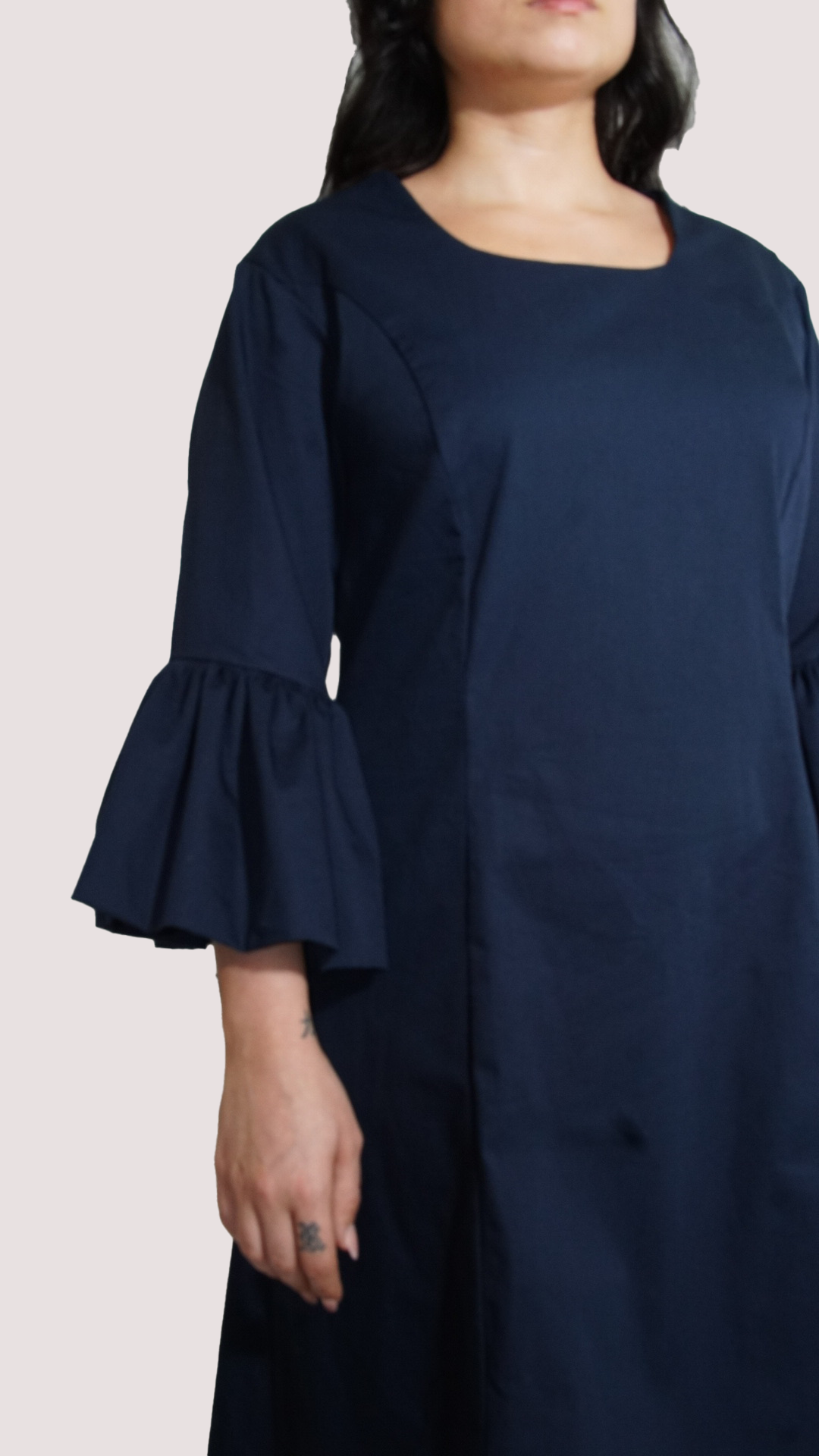 Kleid mit gerüschtem Ärmelabschluss