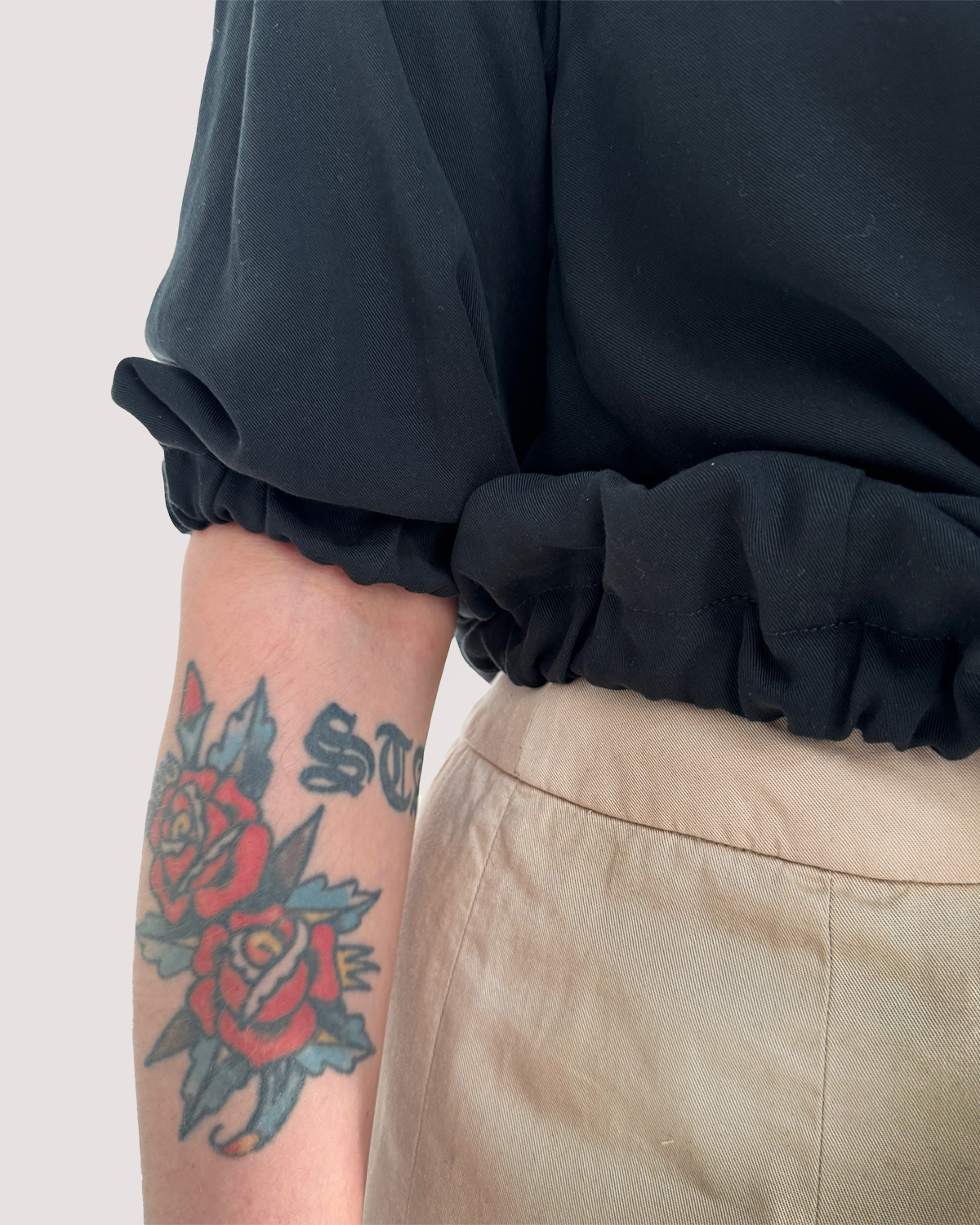 Shirt mit elastischen Säumen