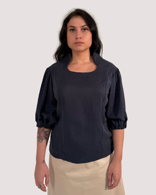 Bluse mit angeschnittenem Stehkragen
