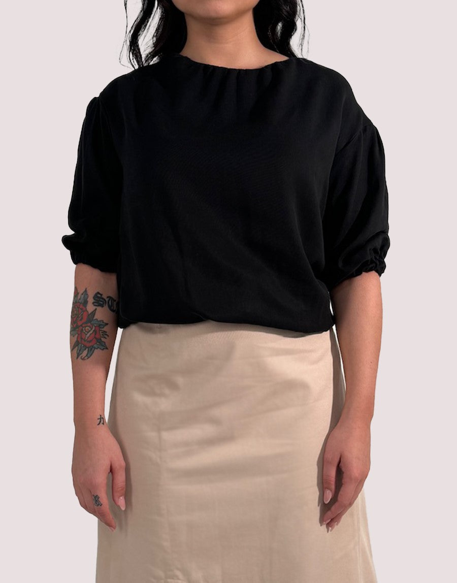 Shirt mit elastischen Säumen