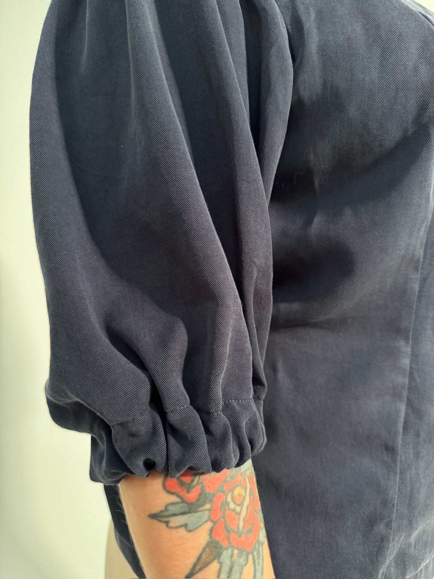 Ärmel einer Bluse aus Lyocell mit elastischem Ärmelsaum.