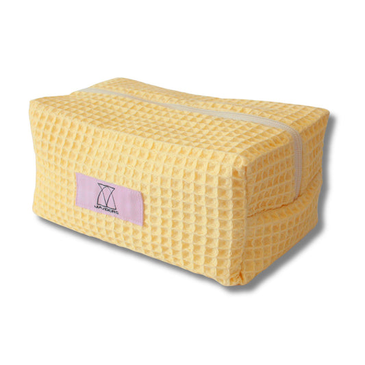Beautybag/Kosmetiktasche in Buttergelb  in warmem Buttergelb aus Waffelpique-Stoff, leicht texturiert, kompakt