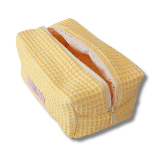 Beautybag/Kosmetiktasche in Buttergelb  in warmem Buttergelb aus Waffelpique-Stoff, leicht texturiert, kompakt