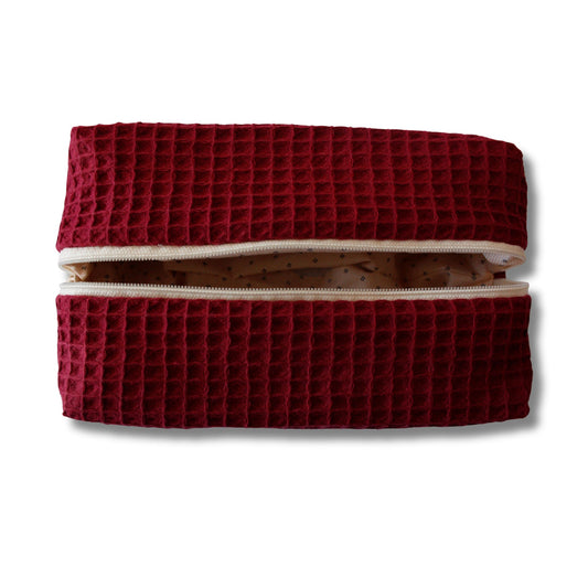 Beautybag/Kosmetiktaschein einem beerigen Rot Ton aus Waffelpique-Stoff, leicht texturiert, kompakt, viel Stauraum 