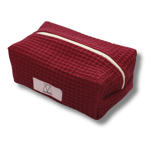 Beautybag/Kosmetiktaschein einem beerigen Rot Ton aus Waffelpique-Stoff, leicht texturiert, kompakt, viel Stauraum 