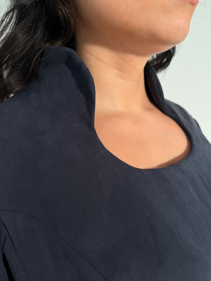 Angeschnittener Stehkragen einer Bluse aus Lyocell.