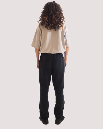 Rückansicht einer Leinenhose aus 100% Leinen, mit Seitentaschen und Kordel aus Baumwolle.